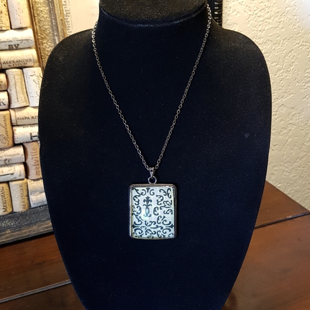 Large demask pendant necklace